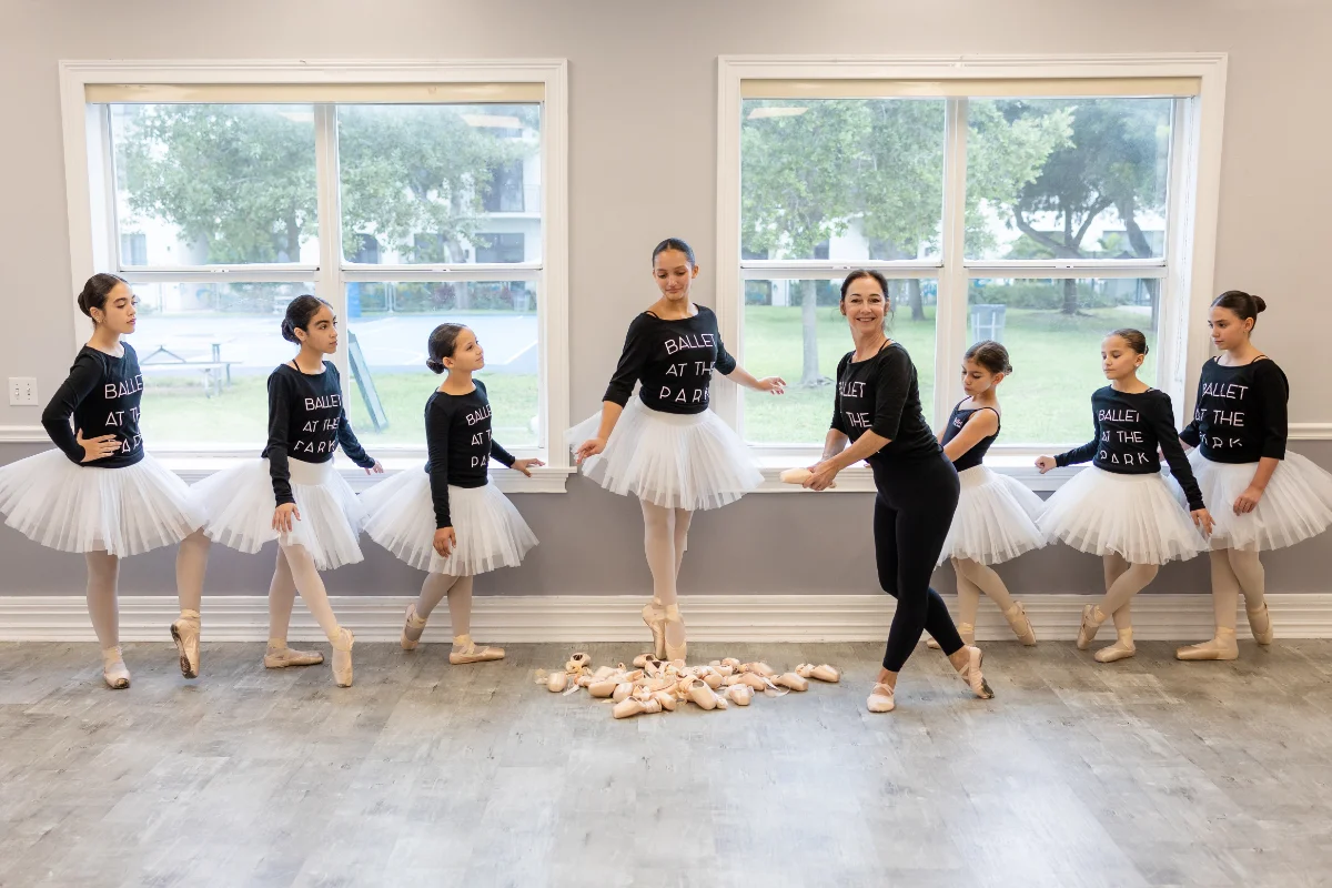 Bailarinas de Ballet At The Park en la barra con su maestra